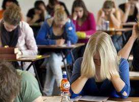 Eindexamenleerlingen hebben geen meivakantie, maar oefenen voor examens Eindexamenleerlingen hebben geen meivakantie, maar oefenen voor examens